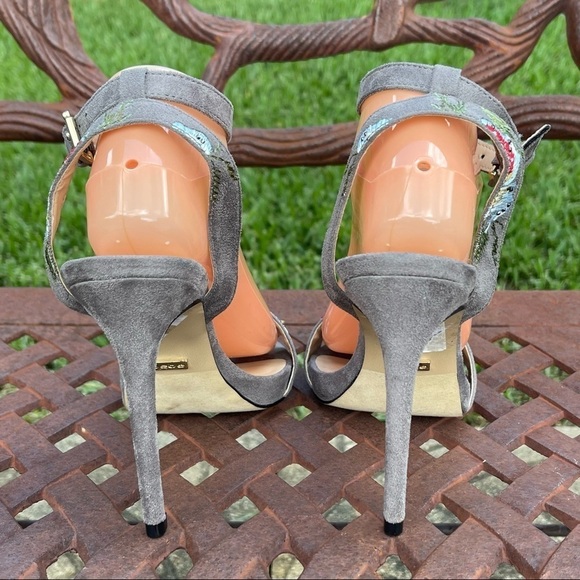 💋Bebe Gray Embroidered Floral Ankle Strap Faux Suede Open Toe Heels - Picture 4 of 15